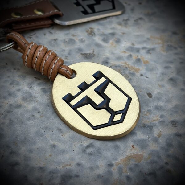 Gold Titan Defenders Keychain - Imagen 3