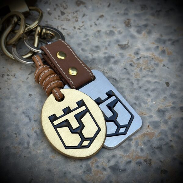 Gold Titan Defenders Keychain - Imagen 2