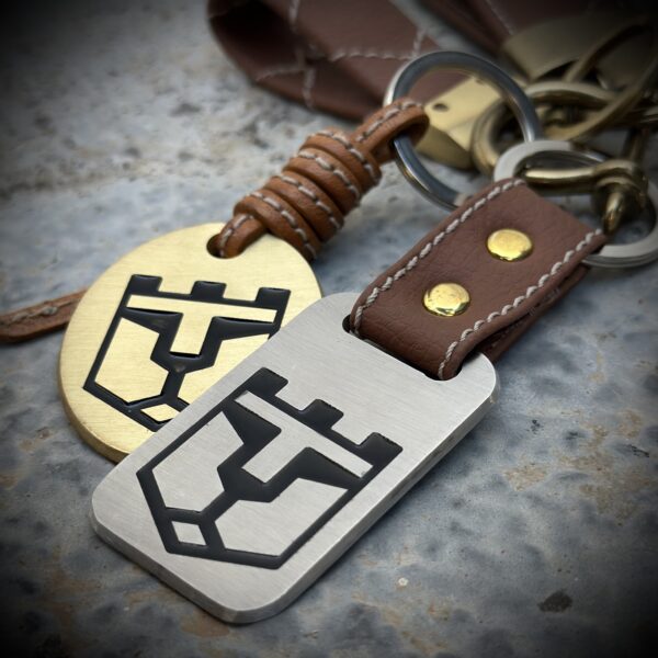 Gold Titan Defenders Keychain - Imagen 5
