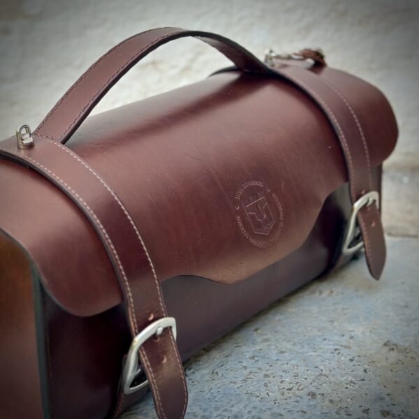 Handcrafted Leather Bag with ID Tag - Imagen 3